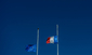 Francouzská vlajka a vlajka EU spuštěná na půl žerdi na hlavním francouzském konzulátu v Jeruzalémě.