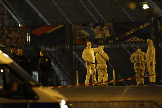 Zásah na fotbalovém stadionu v Paříži, kde vybuchly bomby.