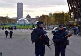 Francie ihned po útoku posílila policejní hlídky po celé Paříži.
