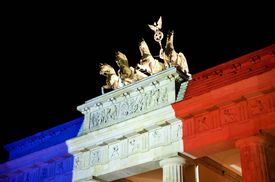 I Branderburgská brána v Berlíně se rozsvítila v barvách francouzské trikolory.