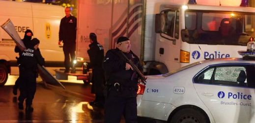 Belgická policie hledá v Bruselu komplice útočníků pařížského teroru.