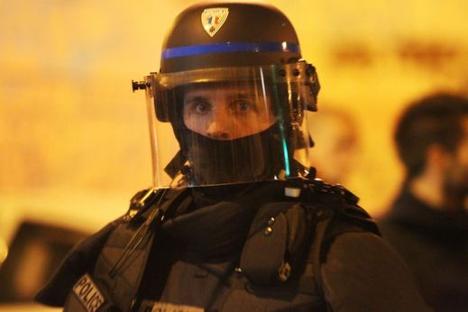 Francouzský policista při zásahu v Paříži.