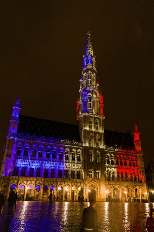 Bruselská radnice v barvách francouzské vlajky. Náměstí Grand Place, Belgie, Brusel.