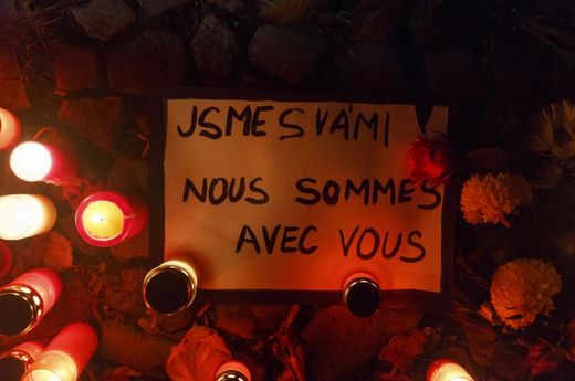 Lidé nosí před francouzskou ambasádu v Praze květiny a zapalovali svíčky k uctění obětí teroristických útoků v Paříži z předchozího dne.