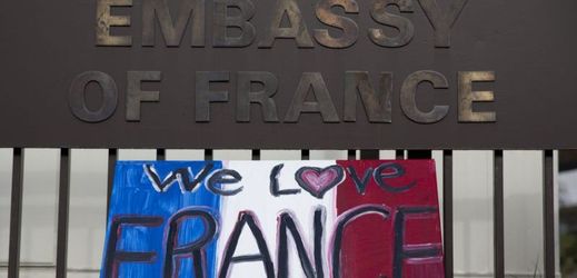 Nápis "Milujeme Francii" na namalované francouzské vlajce je umístěn u přední brány francouzského velvyslanectví ve Washingtonu.