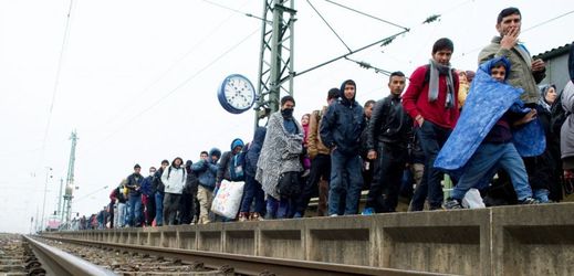 Uprchlíci jdoucí na speciálně vypravený vlak do Düsseldorfu v německém Pasově.