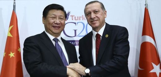 Čínský prezident Xi Jinping (vlevo) a turecký prezident Tayyip Erdogan (vpravo).