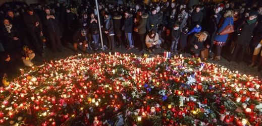 Lidé nosili před francouzskou ambasádu v Praze květiny a zapalovali svíčky k uctění obětí teroristických útoků v Paříži.
