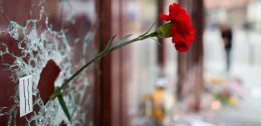 Květina jako výraz sounáležitosti s oběťmi teroristického útoku v Paříži, ulice Rue Alibert.