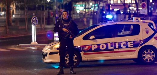 Policista v Paříži po teroristických útocích.