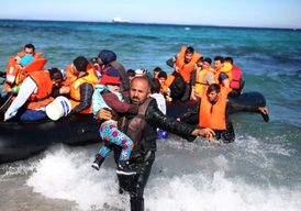 Uprchlíci připlouvající na řecký ostrov Chios od tureckého pobřeží nedaleko Izmiru.
