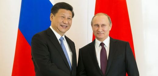 Ruský prezident Vladimir Putin (vpravo) s čínským prezidentem Xi Jinping během summitu v Antalye v Turecku.