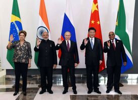 Zleva: brazilská prezidentka Dilmah Rousseffindická, premiér Narendra Modi, ruský prezident Vladimir Putin, čínský prezident Xi Jinping a jihoafrický prezident Jacob Zuma na setkání G20 v Antalye v Turecku.