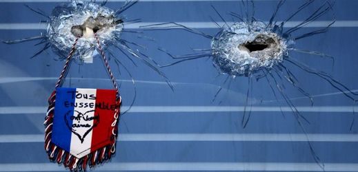 Rozbité okno restaurace na Rue de Charonne v Paříži po víkendovém teroristickém útoku.