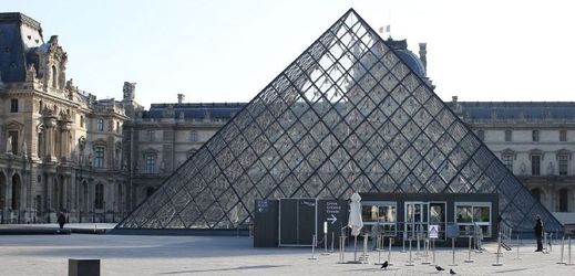 Slavný vchod do pařížského muzea Louvre.