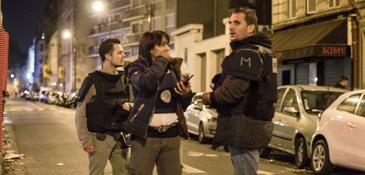 Francouzští policisté zasahují před klubem Bataclan, kde došlo k útoku.