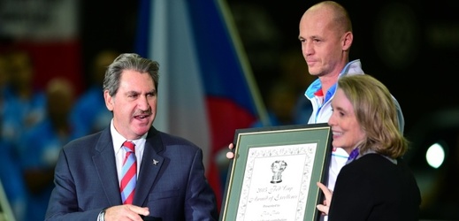 Prezident ITF David Haggerty (vlevo) předává cenu za významný přínos tenisovému Fed Cupu českému kapitánovi Petru Pálovi.