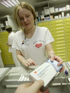Podle průzkumu České lékárnické komory si zhruba sedm procent lidí ordinuje antibiotika z domácích zásob (ilustrační foto).
