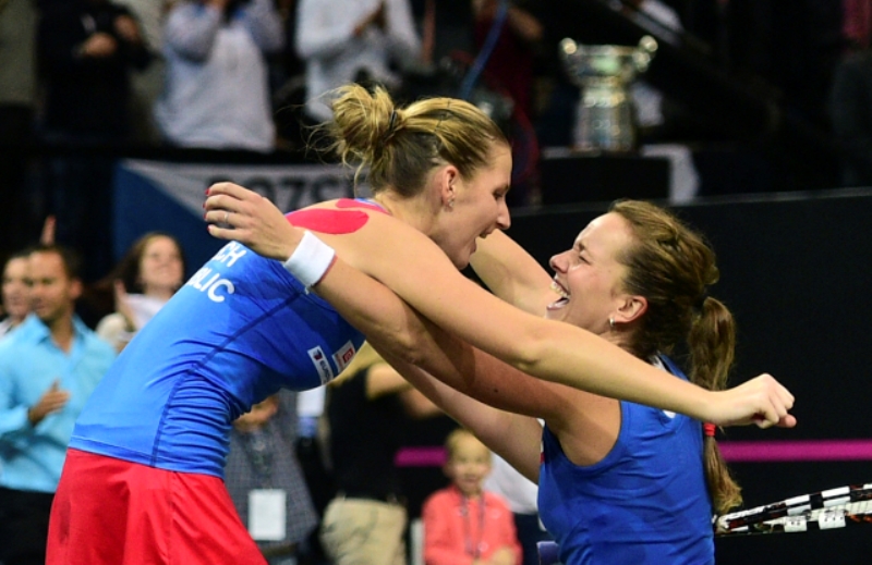 Poslední míček. A je to tam! Karolína Plíšková a Barbora Strýcová hrály společně čtyřhru poprvé v životě, ale jejich houževnatý výkon zajistil Češkám rozhodující bod. 