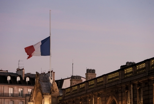 Elysejský palác. Francouzská vlajka visí na půl žerdi jako pocta obětem útoků.