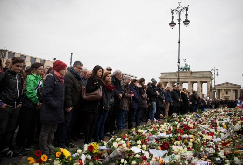 Obyvatelé Berlína se účastní celoevropské minuty ticha za uctění obětí pátečních útoků. Před francouzskou ambasádou u Braniborské brány se jich sešly stovky.