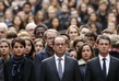 Francouzský prezident François Hollande (uprostřed) a premiér Manuel Valls (vpravo) drželi minutu ticha na pařížské univerzitě Sorbonně, pietní uctění mrtvých přítomní završili potleskem. Na pařížském náměstí Republiky či u budovy parlamentu shromáždění lidé zazpívali francouzskou hymnu Marseillaisu, někteří lidé měli transparenty s nápisem Nevystrašíte nás.