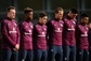 Angličtí hráči uctívají Paříž minutou ticha během tréninku v Tottenham Hotspur Training Centre v Londýně.