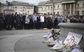 Odhadem stovky lidí přišly na londýnské Trafalgarské náměstí. V Británii se pieta kvůli časovému posunu konala v 11 hodin místního času.
