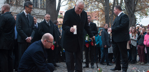 Premiér Sobotka a prezident Zeman uctili před francouzskou ambasádou oběti útoků.