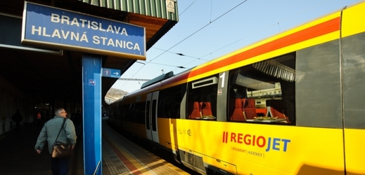 Možnost bezplatného cestování se vztahuje také na regionální železniční trať mezi Bratislavou a Komárnem (ilustrační foto).