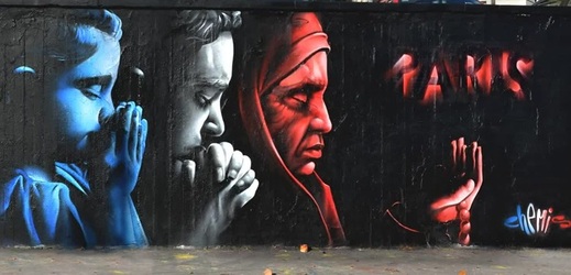 Graffiti k uctění obětí teroristických útoků v Paříži.