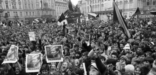 Manifestace středoškoláků na Staroměstském náměstí v Praze 1989. 