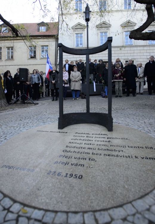 Pomník české političky Milady Horákové, který byl odhalen 16. listopadu u Poslanecké sněmovny.