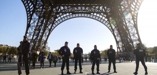 Francouzští policisté hlídají okolí Eiffelovy věže.