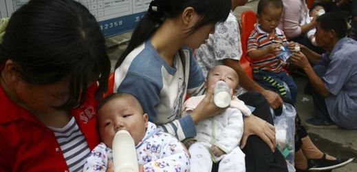 V Číně v roce 2008 kvůli mléku pančovanému melaminem mělo 300 tisíc dětí zdravotní potíže.