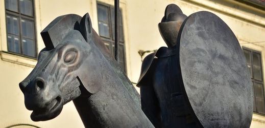 Nová jezdecká socha markraběte Jošta Lucemburského na Moravském náměstí v Brně budí pozornost kolemjdoucích. 