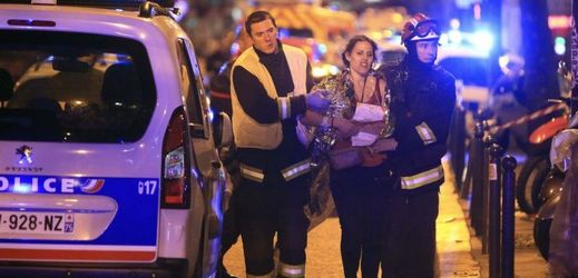 Policisté ve Francii zachraňují po útoku všechny zraněné.