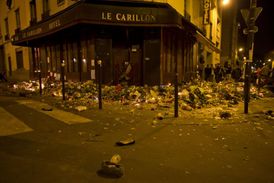 Pozůstalí ve Francii byli vyděšeni při zapalování svíček v centru Paříže. Panika vypukla poté, co se davem rozšířila nepravdivá zpráva, že teroristé opět střílejí do lidí.