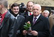 Položit květiny k památníku na Národní třídě přišel také bývalý prezident Václav Klaus.