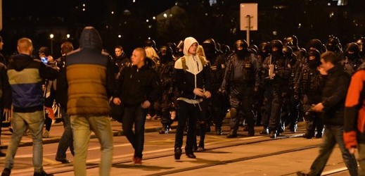 Policie zasáhla proti demonstrujícím proti migraci u Úřadu vlády v Praze.