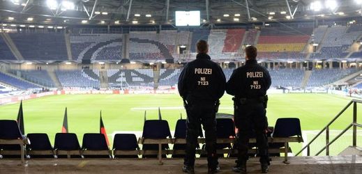 Policisté na stadionu v Hannoveru.