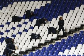 Policisté prohledávají stadion v Hannoveru.