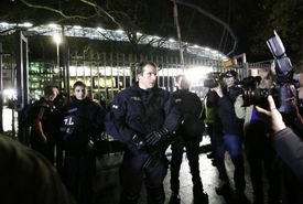 Policisté před stadionem v Hannoveru.