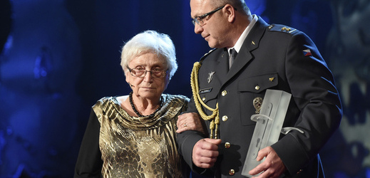 Ceny Paměti národa byly předány 17. listopadu v Praze. Na snímku oceněná Anna Hyndráková.
