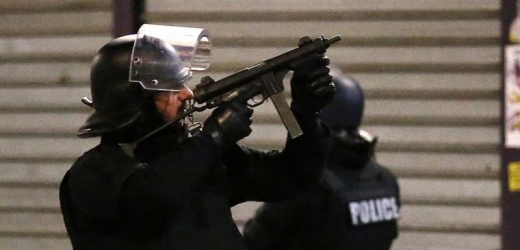 Francouzská policie při zásahu.