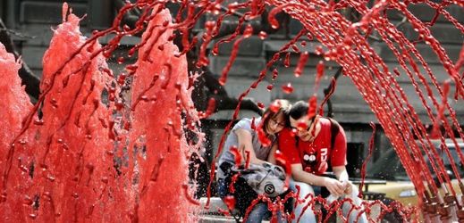 Krvavě červená voda se loni nečekaně objevila ve španělských fontánách (ilustrační foto).