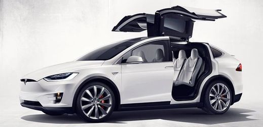 Tesla uvedla letos na trh elektromobil Model X.