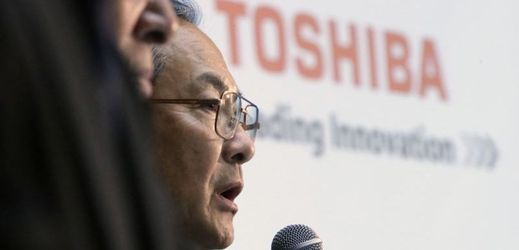 Generální ředitel společnosti Toshiba promlouvá na tiskové konferenci.