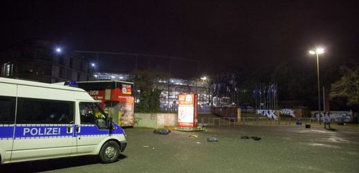 Německá policie kontroluje stadion, kde mělo dojít k atentátu.