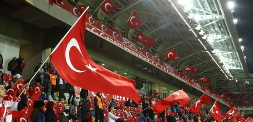 Turečtí fanoušci si zadělali na pořádnou ostudu.